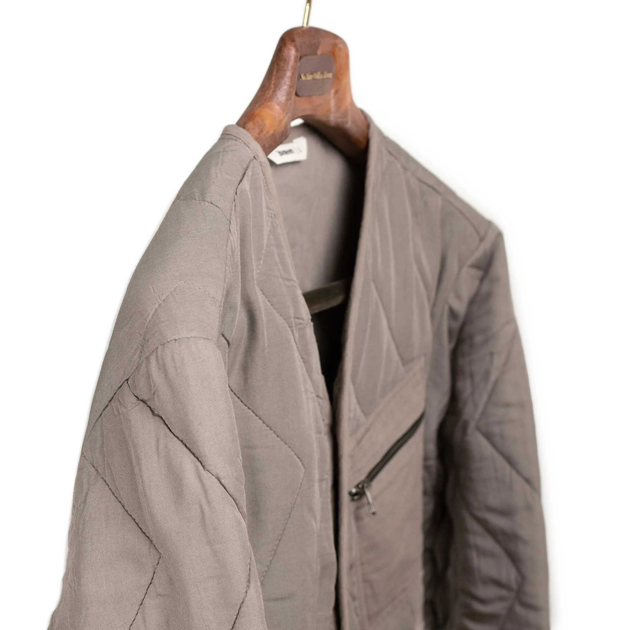 Liner jacket in steel grey zig zag quilted tencel